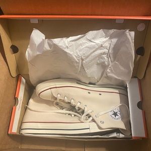 Brand new Chuck 70s in parchment/white